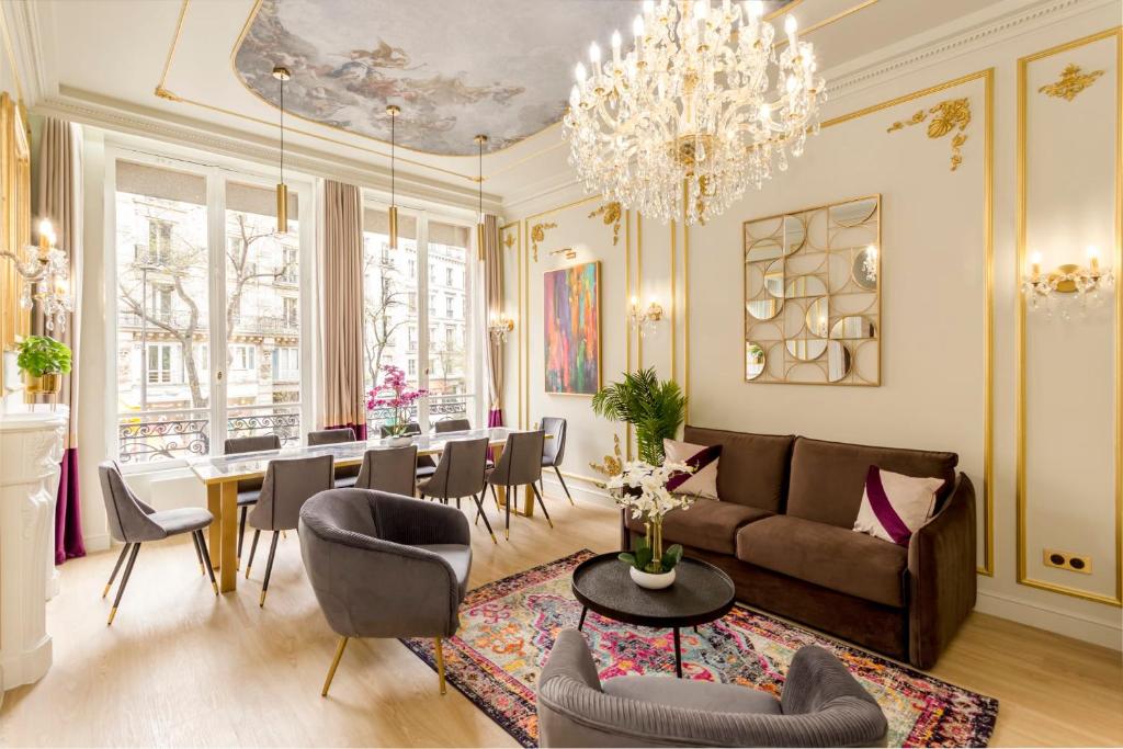 - un salon avec un canapé et une table dans l'établissement Luxury 5 Bedroom 4 Bathroom - Louvre & Notre Dame, à Paris