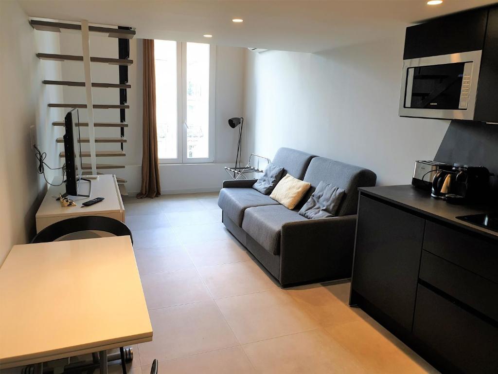 un salon avec un canapé et une table dans l'établissement Duplex centre mer 403, à Nice