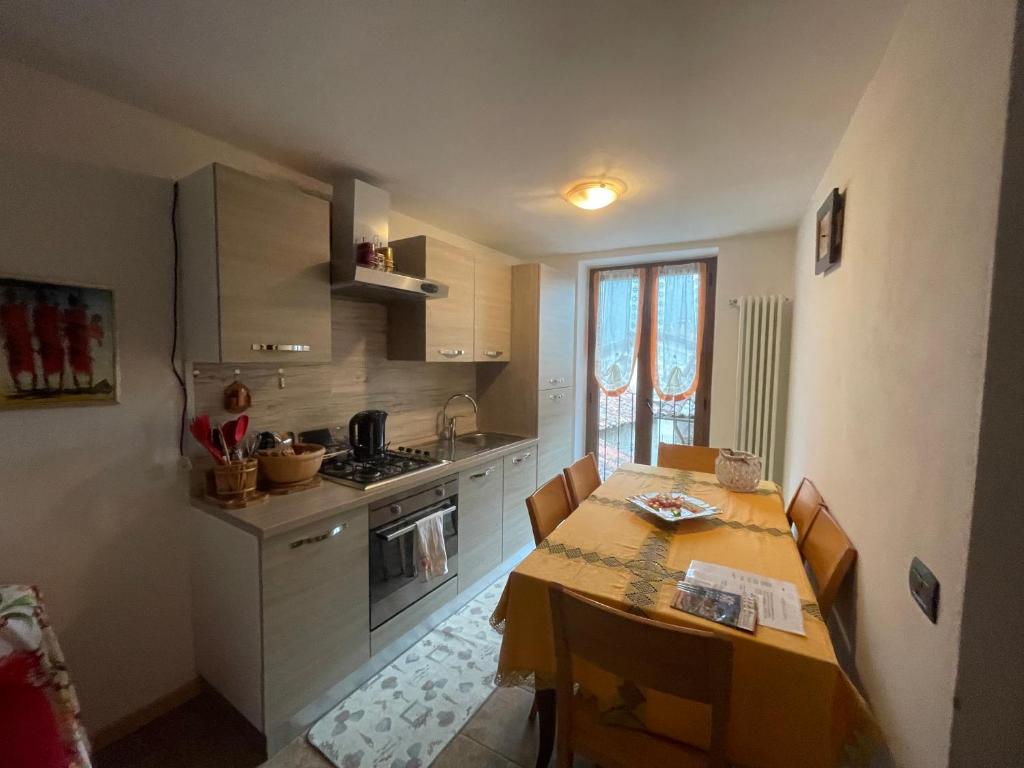 Kuchnia lub aneks kuchenny w obiekcie LA CASA DI PUCCI nel borgo affrescato di PARLASCO