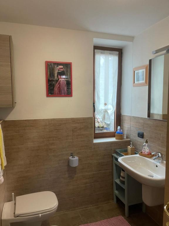 Łazienka w obiekcie LA CASA DI PUCCI nel borgo affrescato di PARLASCO