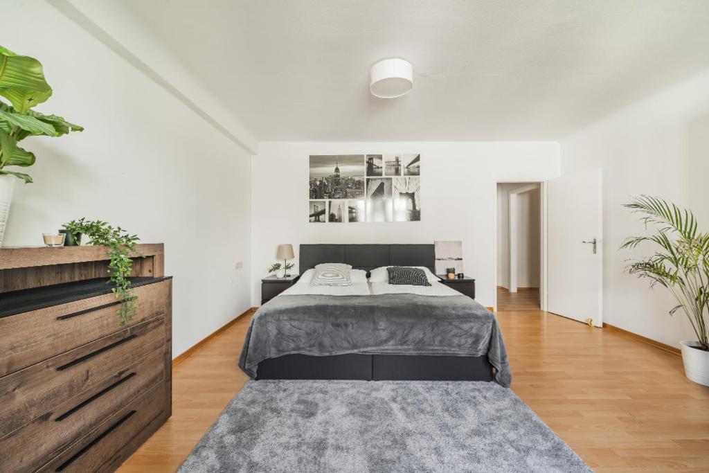 ウィーンにあるFeelHome-Karmeliterviertel-6 Gäste-WiFi-Smart TVのベッドルーム1室(大型ベッド1台、大きなラグ付)