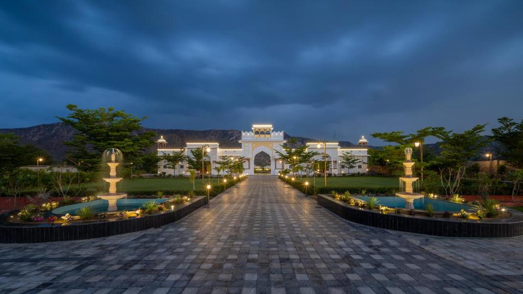vistas a la parte delantera de un edificio por la noche en Hukamgarh - A Luxury Boutique Resort, en Nawalgarh