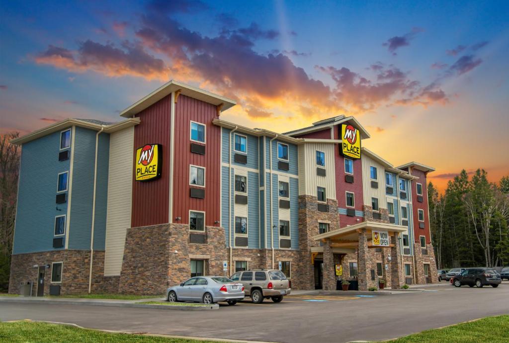 un hotel con coches estacionados en un estacionamiento en My Place Hotel-Marquette, MI, en Marquette