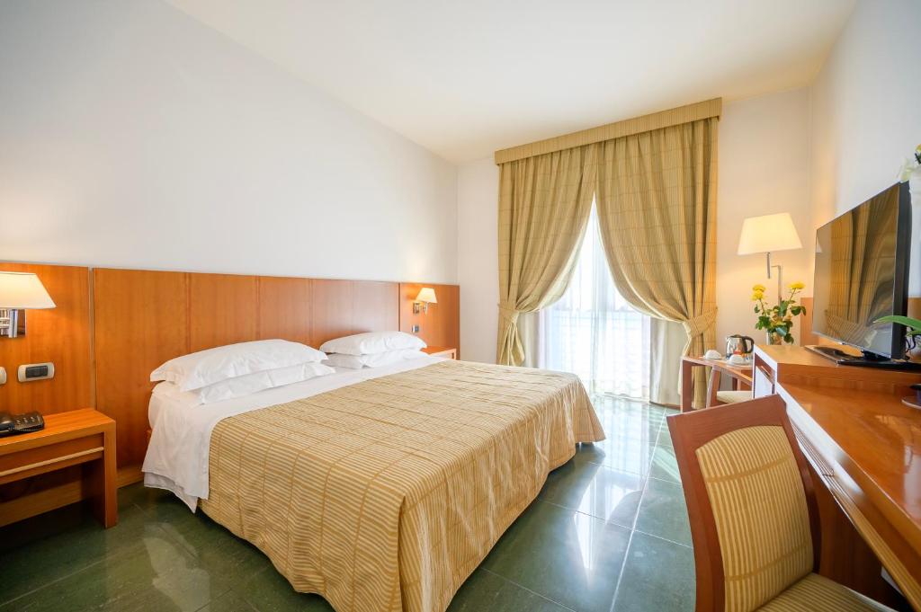 een hotelkamer met een bed en een televisie bij Hotel Dei Principati in Baronissi