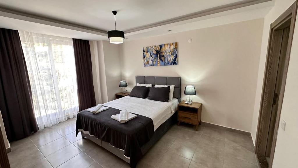 - une chambre avec un grand lit et 2 fenêtres dans l'établissement ArdorMare Hotel, à Alanya