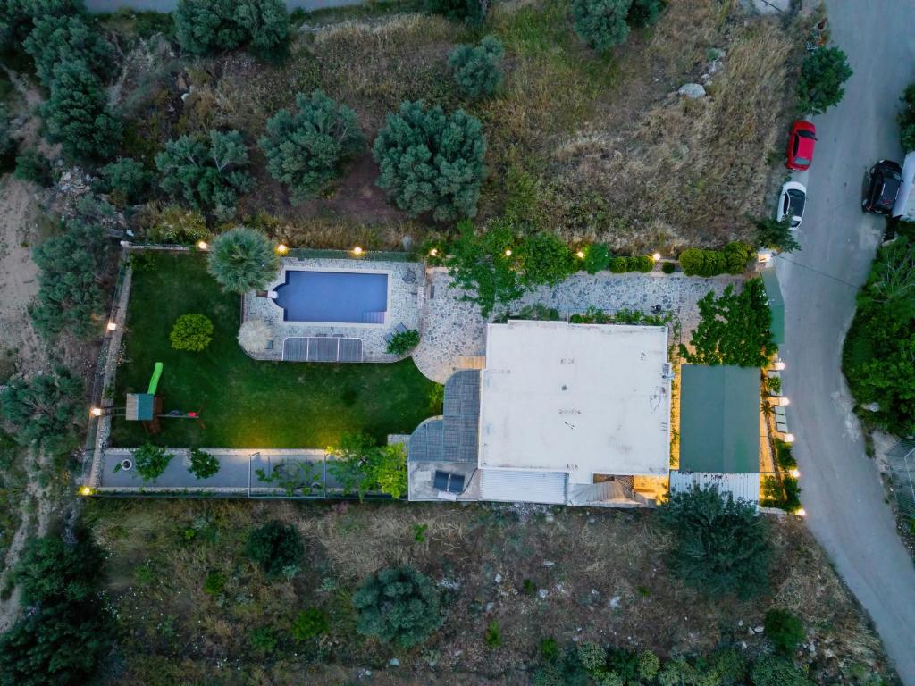 una vista aérea de un patio con un edificio en Dafni Villa a place to visit en Orné