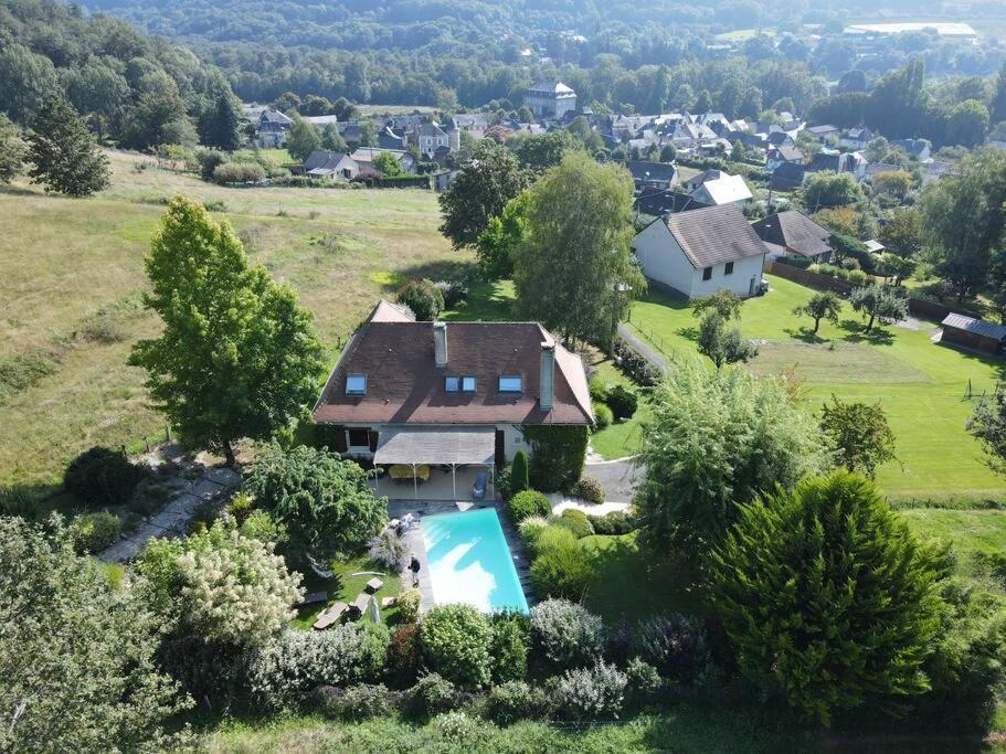 une vue aérienne d'une maison avec piscine dans l'établissement Villa de charme la Vinadière avec piscine privée et chauffée, à Voutezac