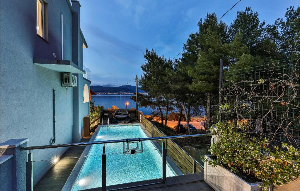 Bazén v ubytovaní Gorgeous Home In Trogir With Jacuzzi alebo v jeho blízkosti