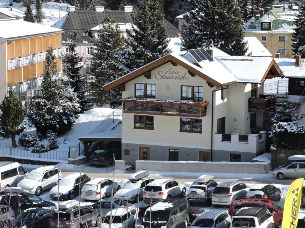 バードガシュタインにあるApartment Gschwandtner Haus Stoareichの雪に覆われた建物の前の駐車場