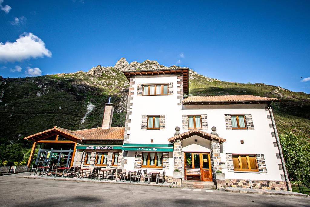 Nespecifikovaný výhled na hory nebo výhled na hory při pohledu z hotelu