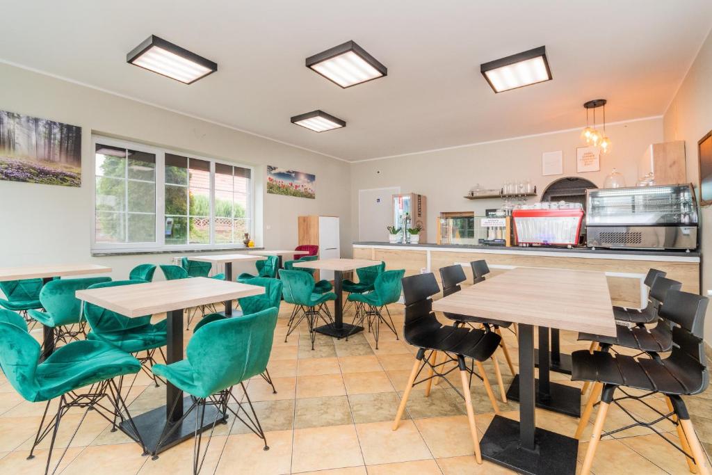Kuchyň nebo kuchyňský kout v ubytování Pokoje i Bistro Łąkowa 5 Mikoszewo