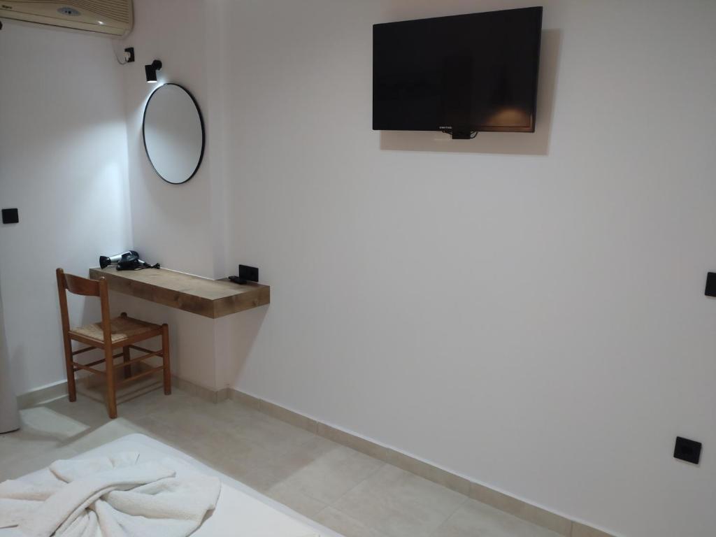 Telewizja i/lub zestaw kina domowego w obiekcie Kyra Panagia Hotel