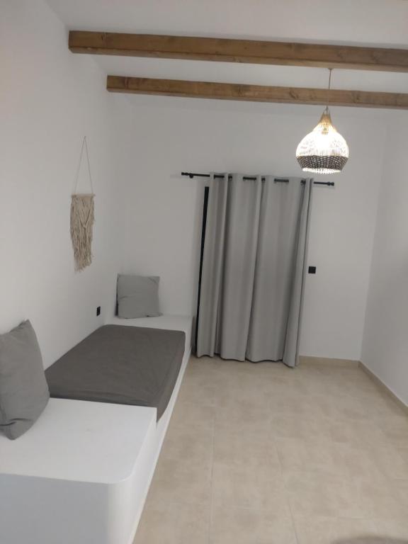Łóżko lub łóżka w pokoju w obiekcie Kyra Panagia Hotel
