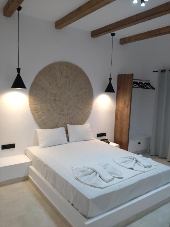 Łóżko lub łóżka w pokoju w obiekcie Kyra Panagia Hotel
