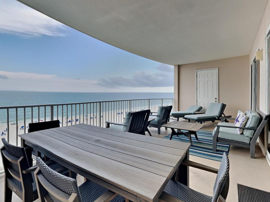 - une salle à manger avec une table et des chaises sur la plage dans l'établissement Regency Isle #605, à Orange Beach