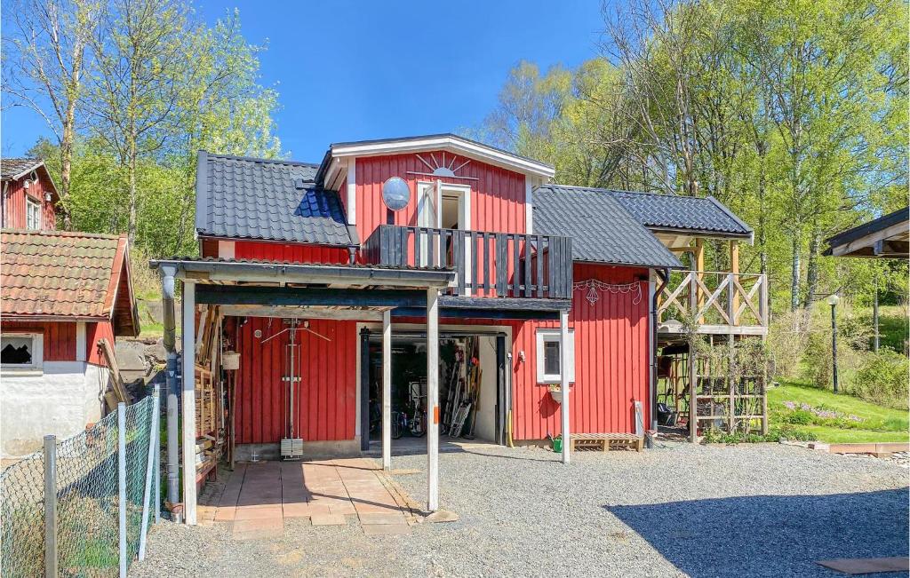 une maison rouge avec un balcon latéral dans l'établissement 1 Bedroom Awesome Home In Fritsla, à Fritsla