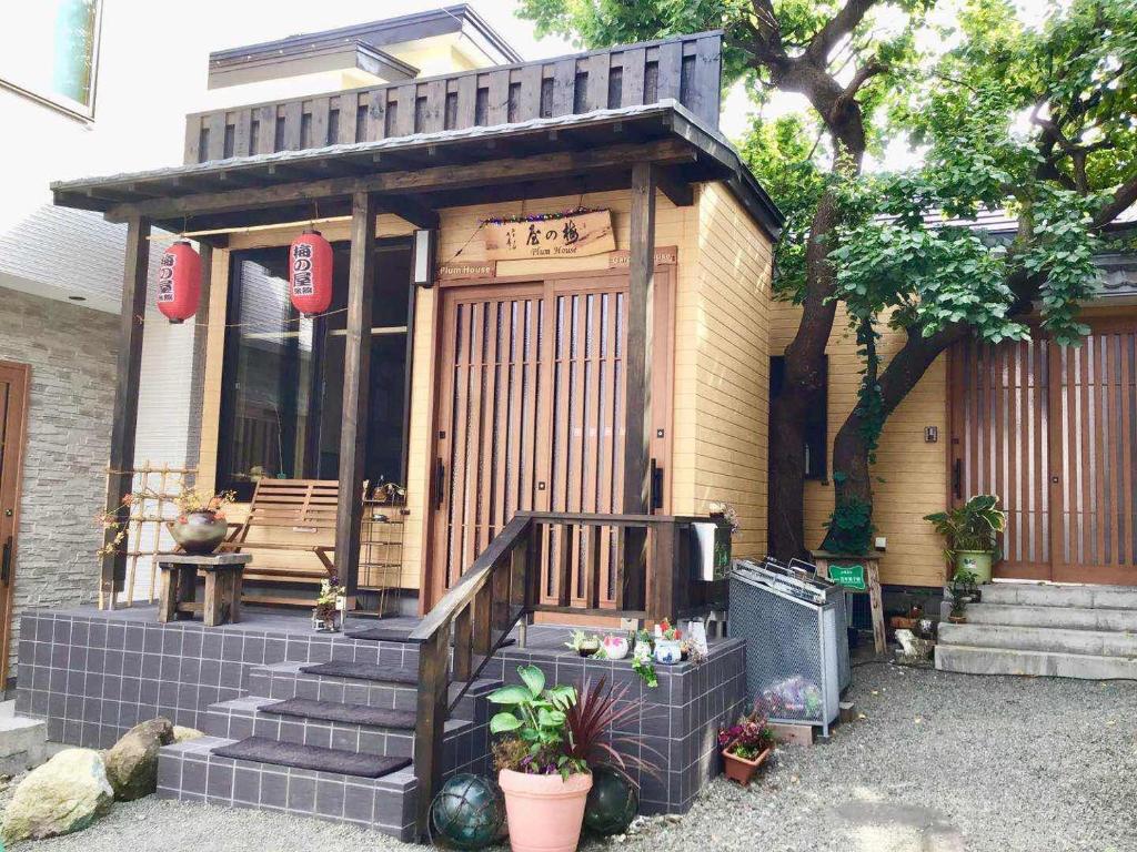 Cette petite maison dispose d'une terrasse couverte et d'escaliers. dans l'établissement Garden House Umenoya Otaru, à Otaru