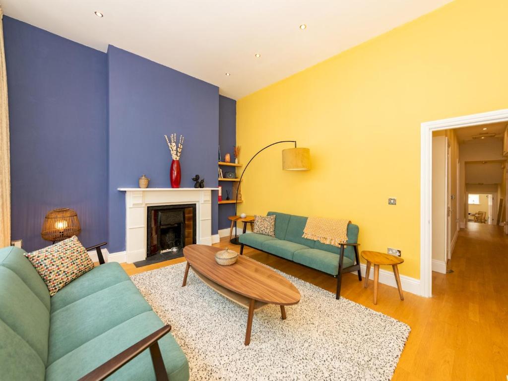 un soggiorno con divano e tavolo di Pass the Keys Newly Renovated Stylish 2BR Flat in Town Centre a Reading