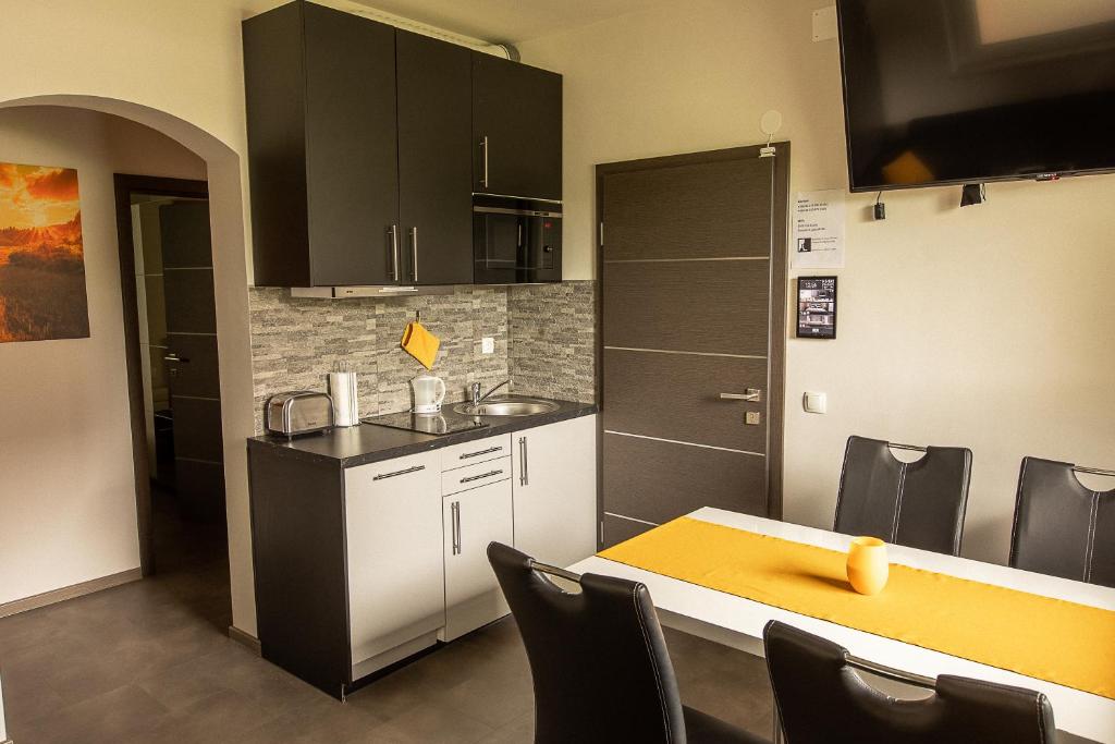Kuchyň nebo kuchyňský kout v ubytování DB Bled Apartment