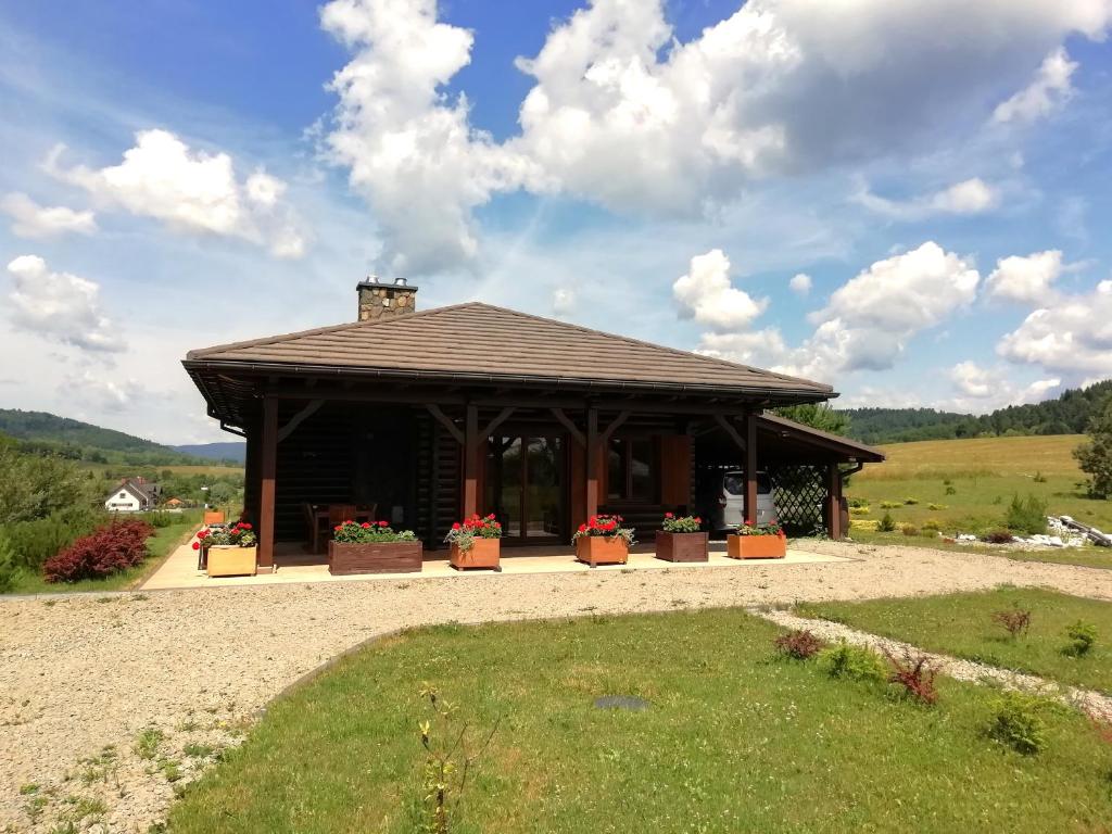 einen Pavillon mit Topfpflanzen darauf in der Unterkunft Chata gościom rada in Ustrzyki Dolne