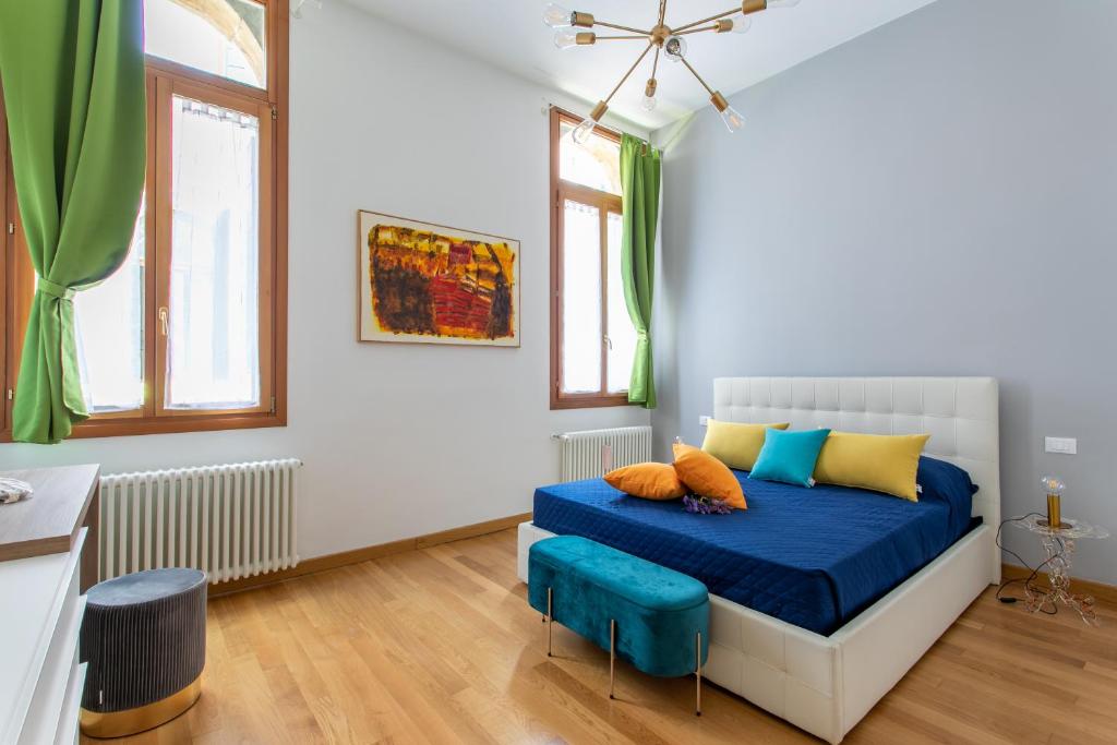 威尼斯的住宿－Rialto Bridge Lovely Apartment，一间卧室配有蓝色和黄色枕头的床