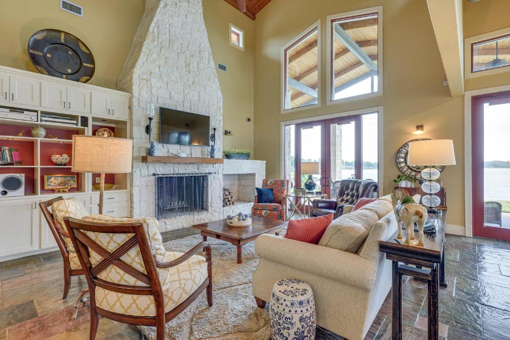 Stunning Lake Livingston Vacation Rental with Patio, Riverside