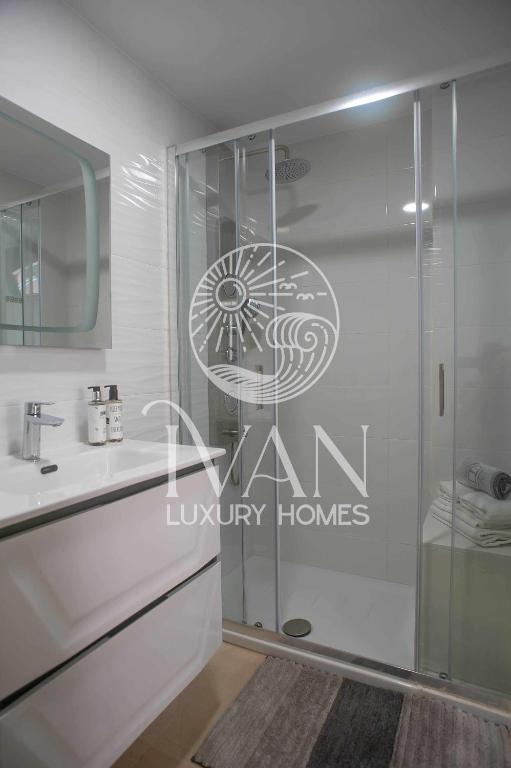 Kúpeľňa v ubytovaní Casa Bianca Ivan Luxury Homes 8ªPlta Norte 1ªLinea