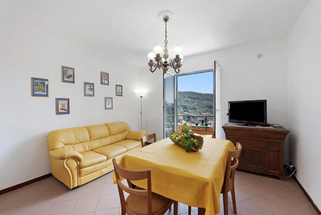 瓦拉澤的住宿－Bagetti，客厅配有黄色桌子和沙发