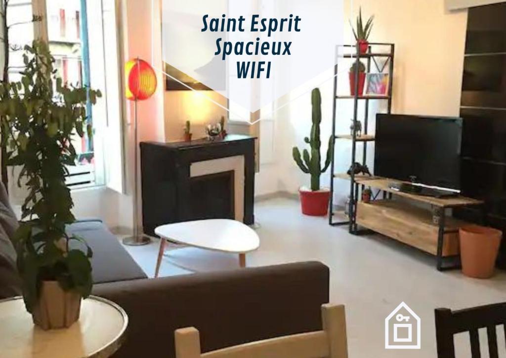 uma sala de estar com um sofá e uma lareira em Ogi Ona T3 au coeur de Saint Esprit em Baiona