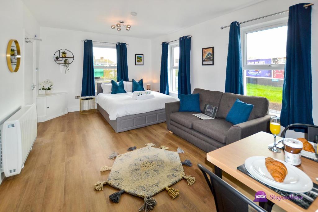 Ένα ή περισσότερα κρεβάτια σε δωμάτιο στο Clarabel Studio Apartment - Stayseekers