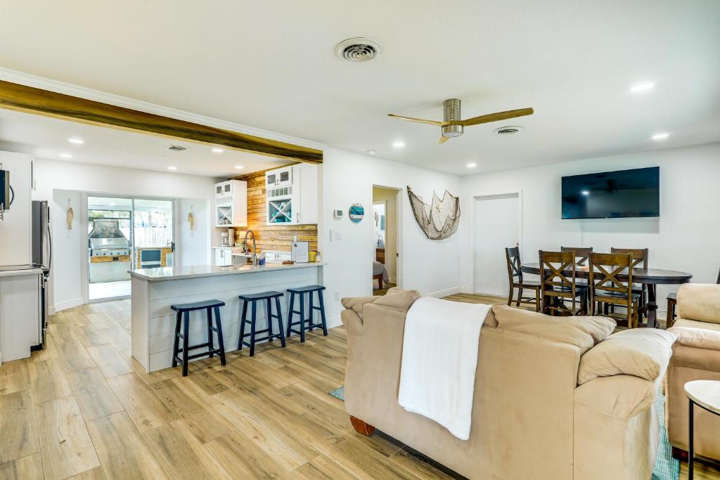 ein Wohnzimmer mit einem Sofa und einer Küche in der Unterkunft Pet-Friendly Cocoa Beach Vacation Rental! in Cocoa Beach