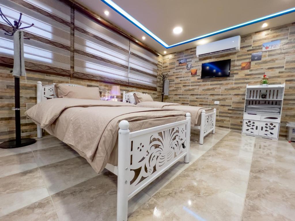 Postel nebo postele na pokoji v ubytování PETRA ROYAL HOUSE