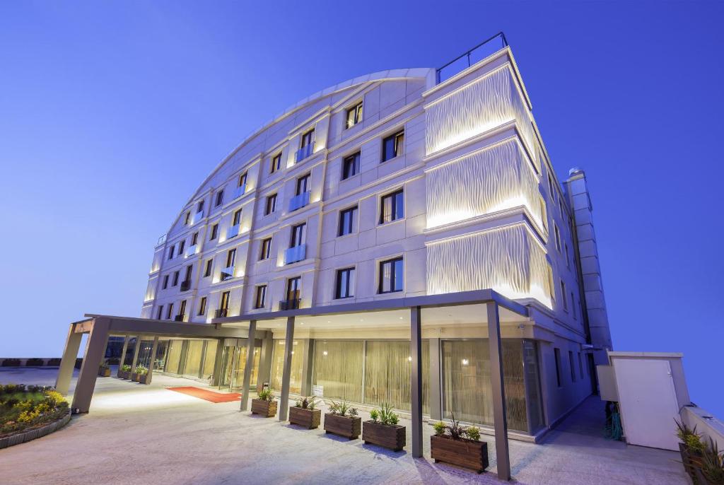 um grande edifício com muitas janelas em Lamec Hotel Business em Gebze