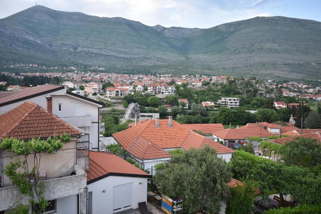 Nespecifikovaný výhled na hory nebo výhled na hory při pohledu z aparthotelu