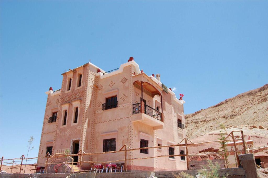 un antiguo edificio en el lado de una montaña en Kasbah Tialouite, en Kalaat MGouna