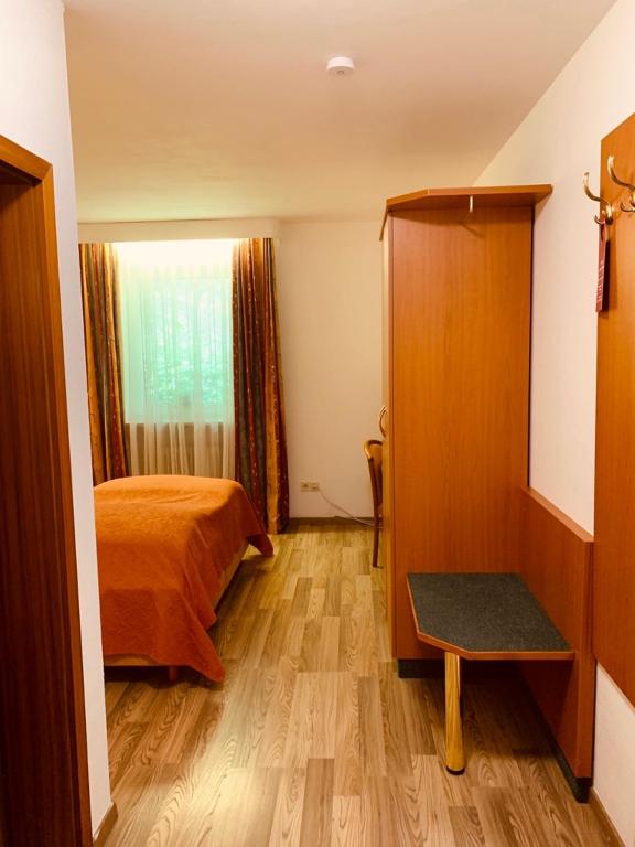 Postel nebo postele na pokoji v ubytování Hotel Gaststätte Weinbrücke