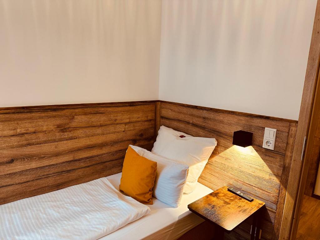 Postel nebo postele na pokoji v ubytování Hotel Gaststätte Weinbrücke