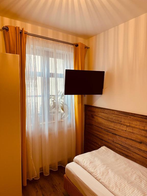 Postel nebo postele na pokoji v ubytování Hotel Gaststätte Weinbrücke