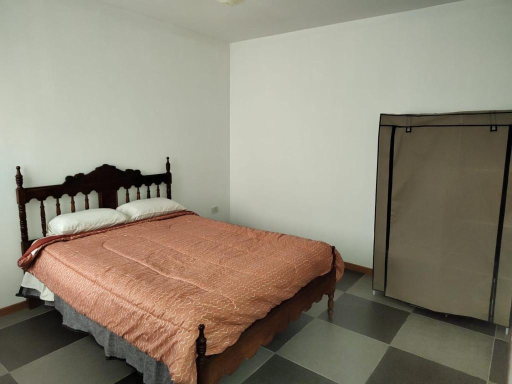 1 dormitorio con 1 cama junto a un tocador en Complejo privado guaymallen en Guaymallén