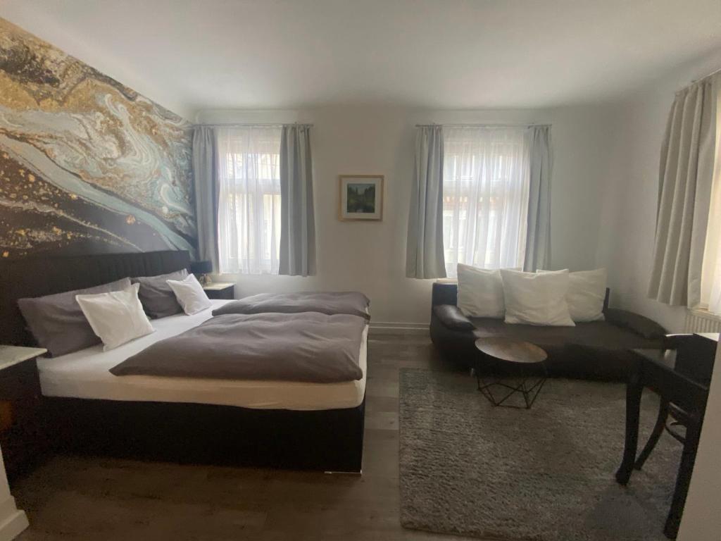 Postel nebo postele na pokoji v ubytování Hotel-Pension Adler Untertürkheim