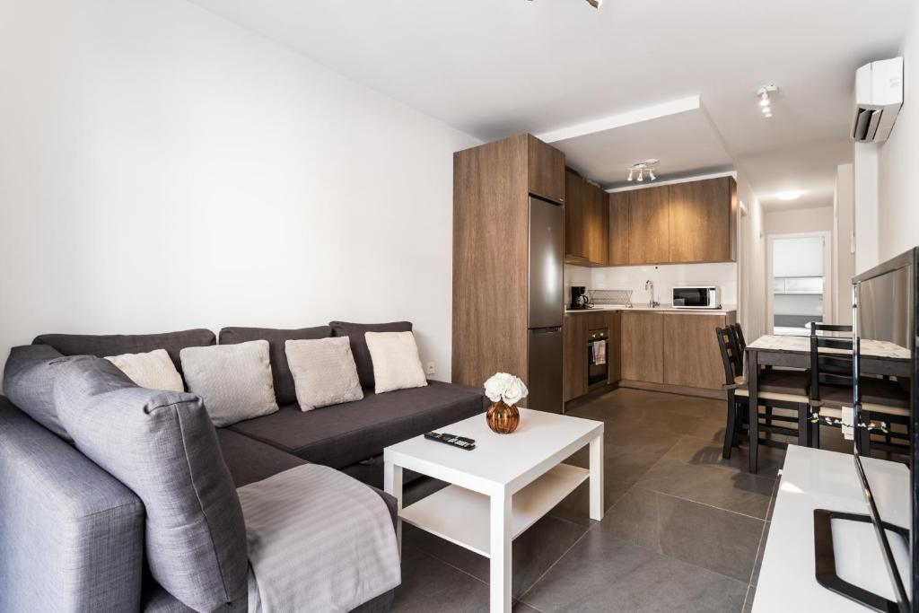 een woonkamer met een bank en een tafel bij Apt Fuengirola Old Town by Costarentals - Ref 181 in Fuengirola