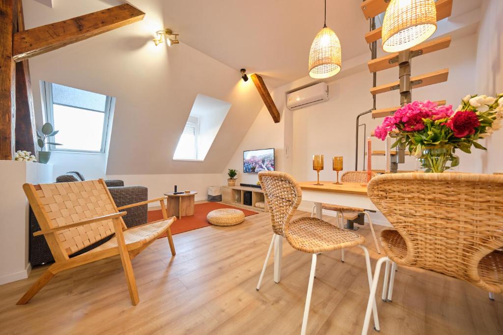 ein Wohnzimmer mit einem Tisch und Stühlen in der Unterkunft M&D ZAGREB CITY CENTER quiet suites in Zagreb