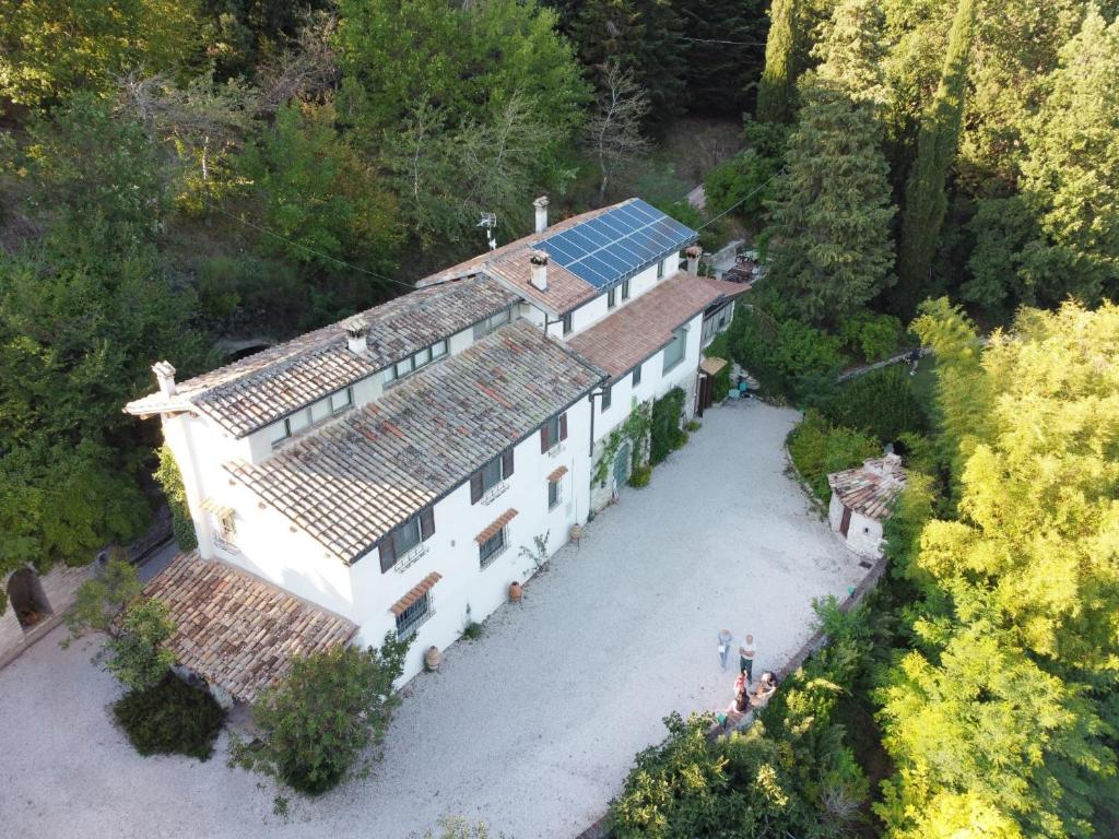 een luchtzicht op een huis met een zonnedak bij Bed and breakfast Il Governatore in Urbino