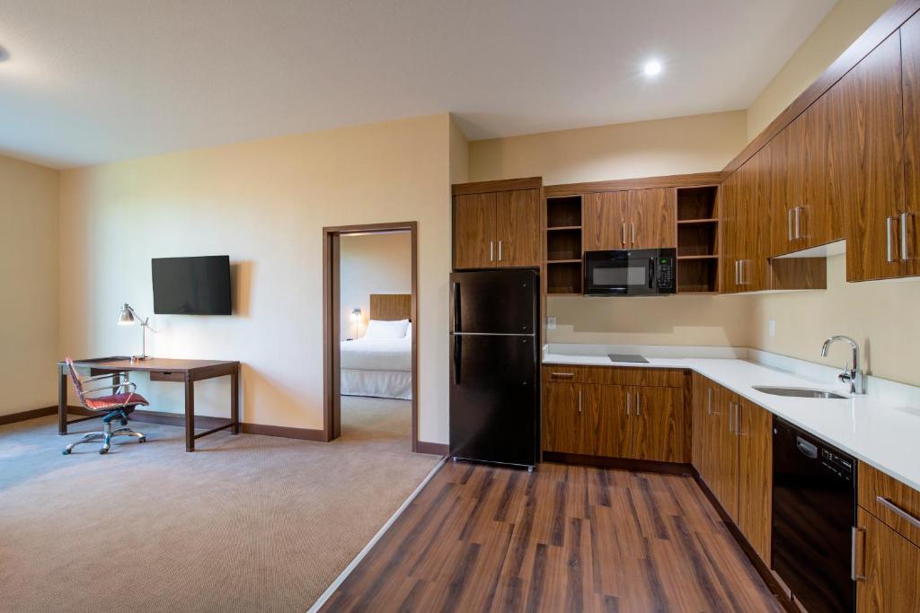 Kuchyň nebo kuchyňský kout v ubytování Four Points by Sheraton Grande Prairie