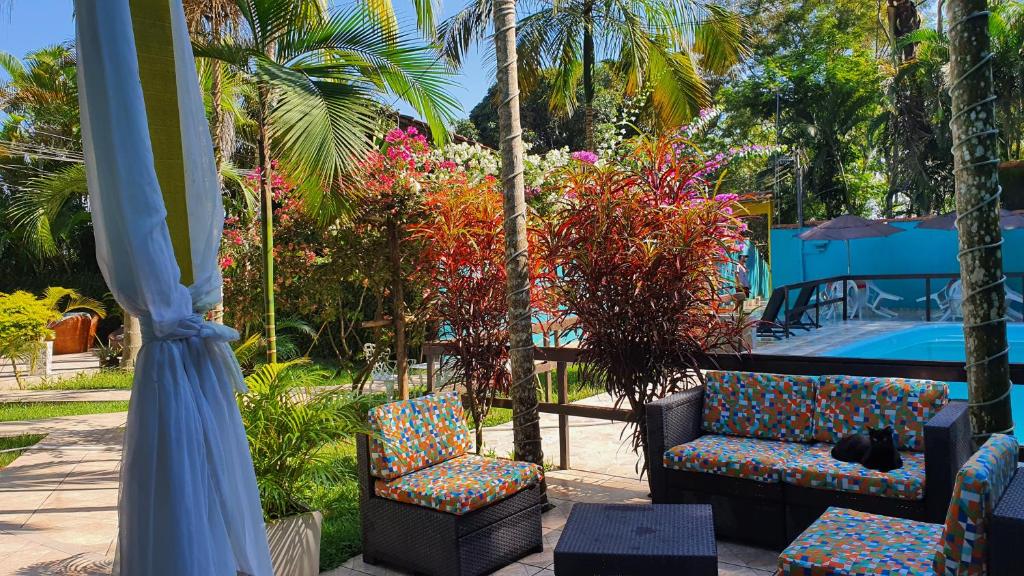 Um jardim em Pousada Tropical Araçatiba