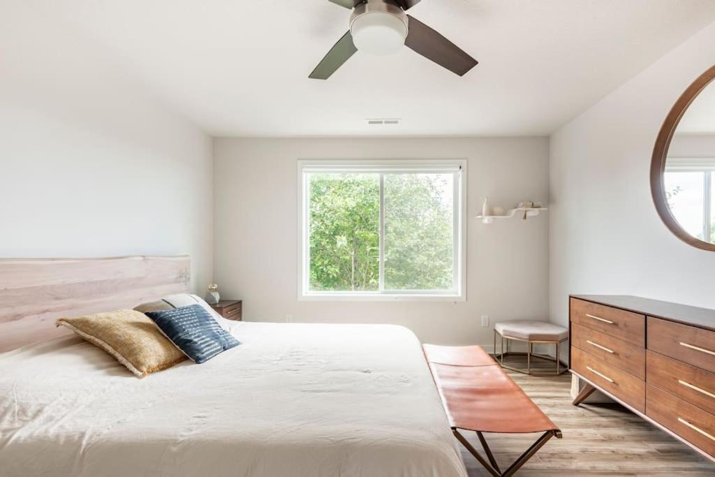 1 dormitorio con 1 cama grande y ventilador de techo en Comfy Family Home, Walkable Neighborhood + Patio!, en Portland