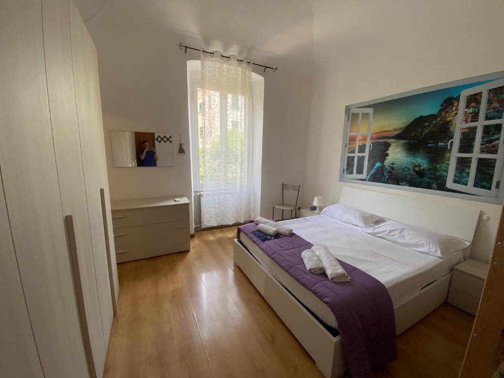 una camera da letto con un letto e un quadro sul muro di SOLE & LUNA a La Spezia