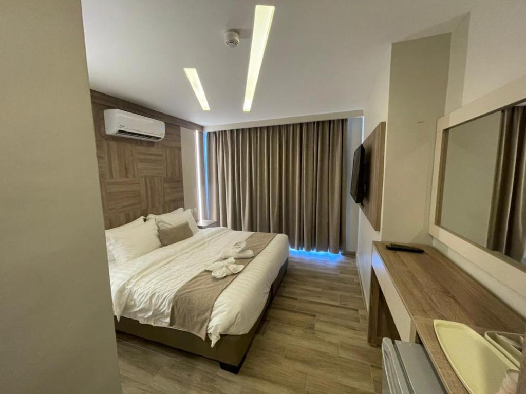 Un pat sau paturi într-o cameră la Mass Paradise Hotel