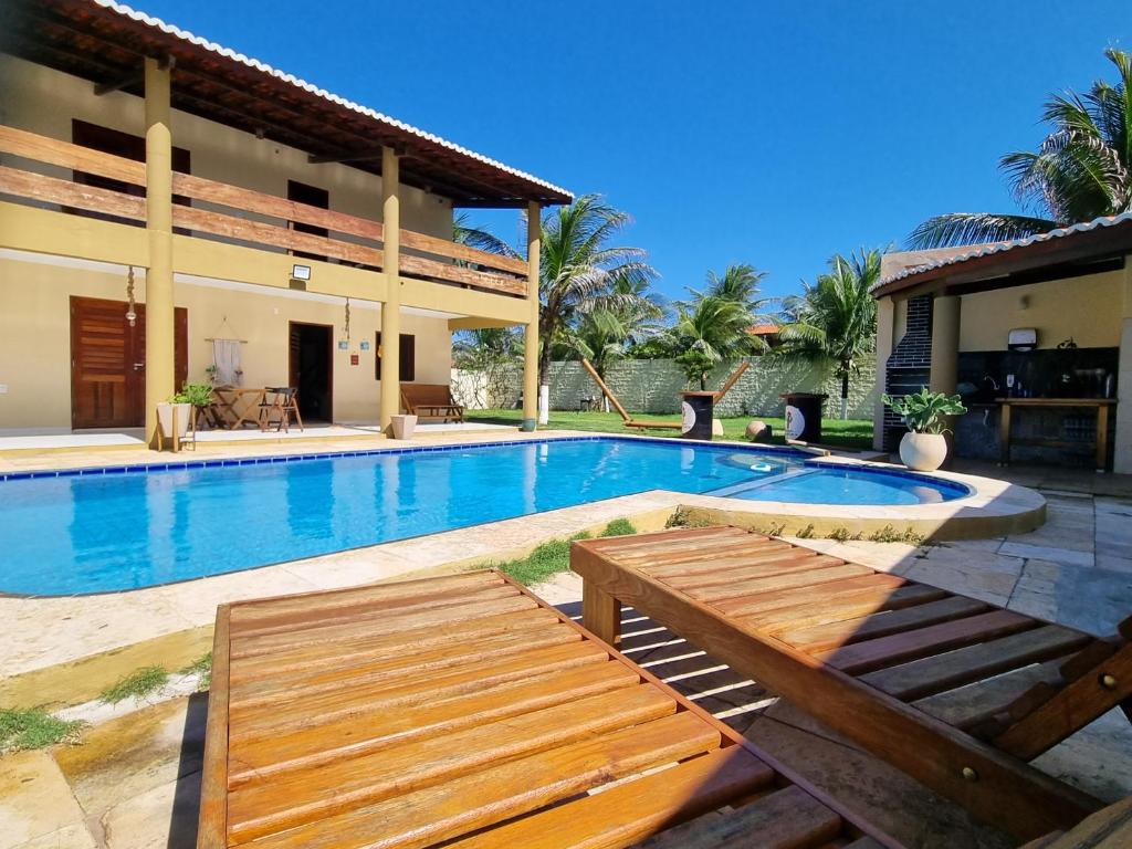 uma piscina em frente a uma casa em Casa Ferreira Cumbuco em Caucaia