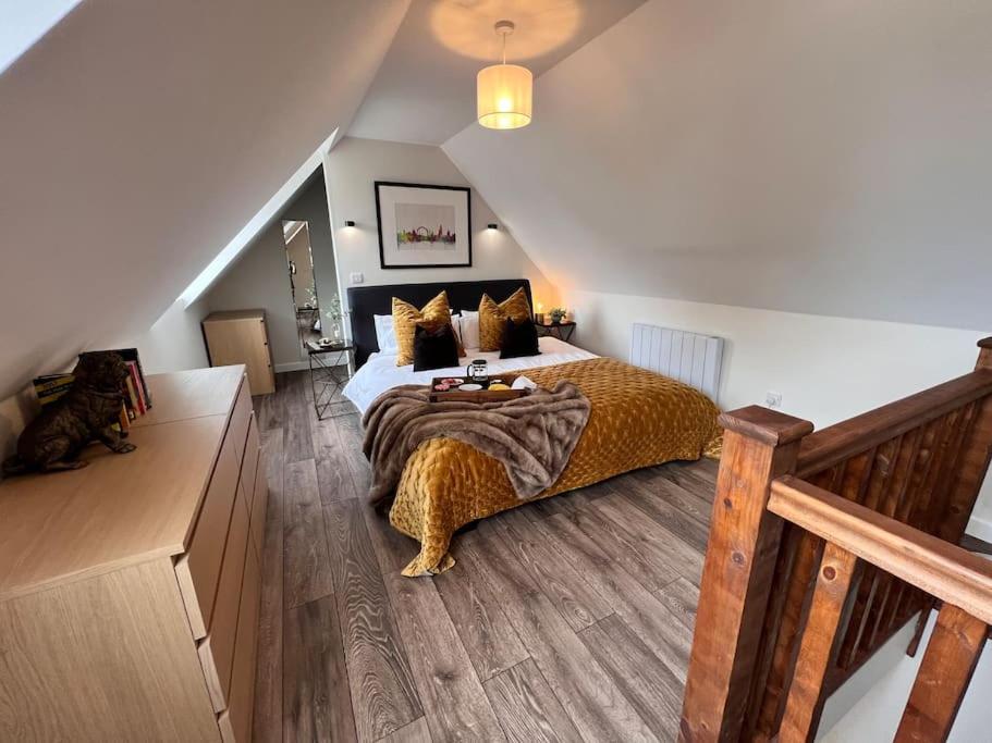 ein Schlafzimmer mit einem großen Bett im Dachgeschoss in der Unterkunft *BRAND NEW* Luxury Country Lodge in Burnham on Crouch